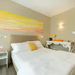 Five By Capri 5 Senses ゲストハウス 3*